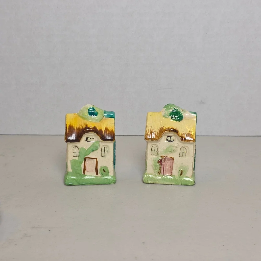 VTG Japan Ceramic Thatched Roof Cottage Salt &Pepper Shaker Set Hand Painted